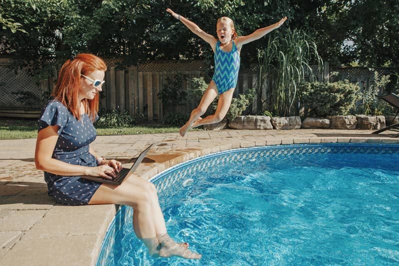 mujer ordenador piscina