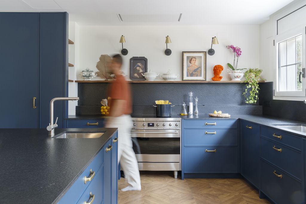 Cocina sin muebles altos de color azul.