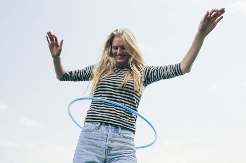 getty chica hulahoop