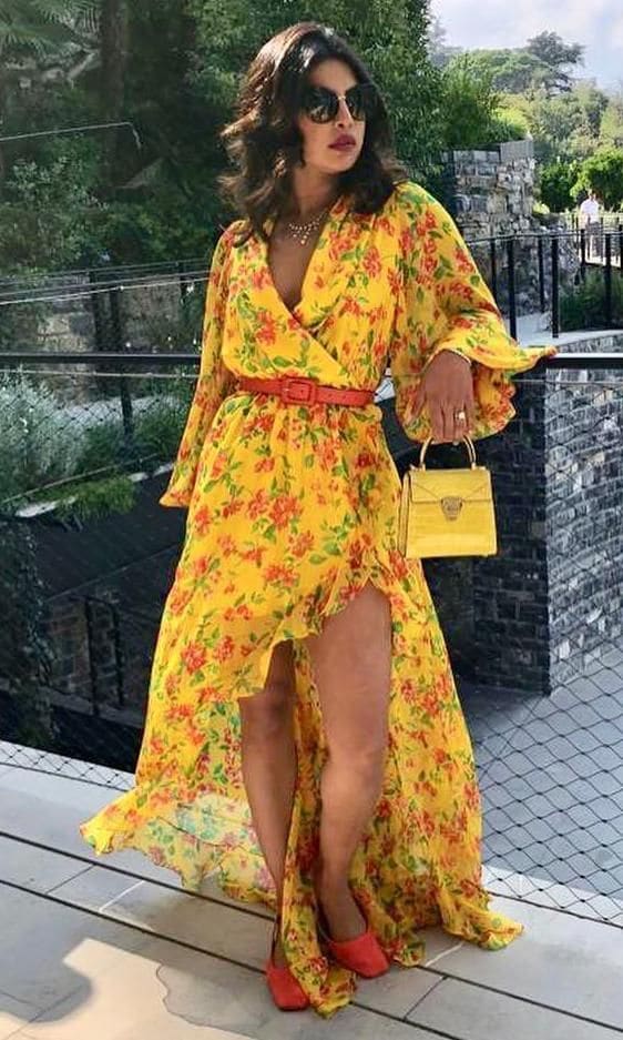 priyanka chopra con maxi vestido estampado amarillo