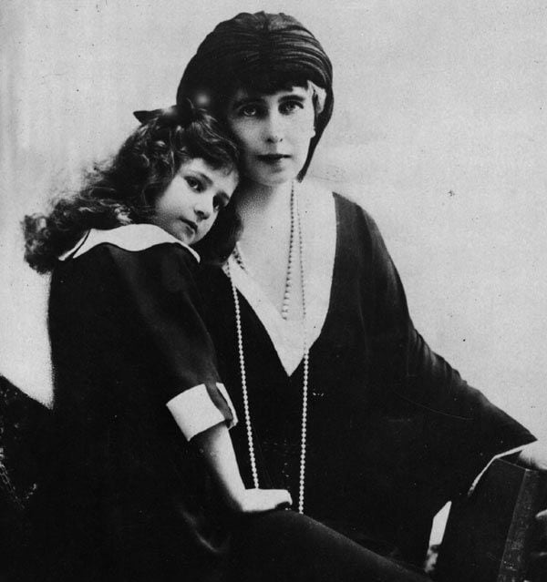 María de Rumanía con su hija, la princesa Ileana (1909-1991). Cuando el Rey está gravemente enfermo la reina María pone en marcha un plan para convertir en Reina a su hija Ileana que terminaría contrayendo matrimonio con el archiduque Antón de Austria (1901-1987) pero no se convertiría en Reina
