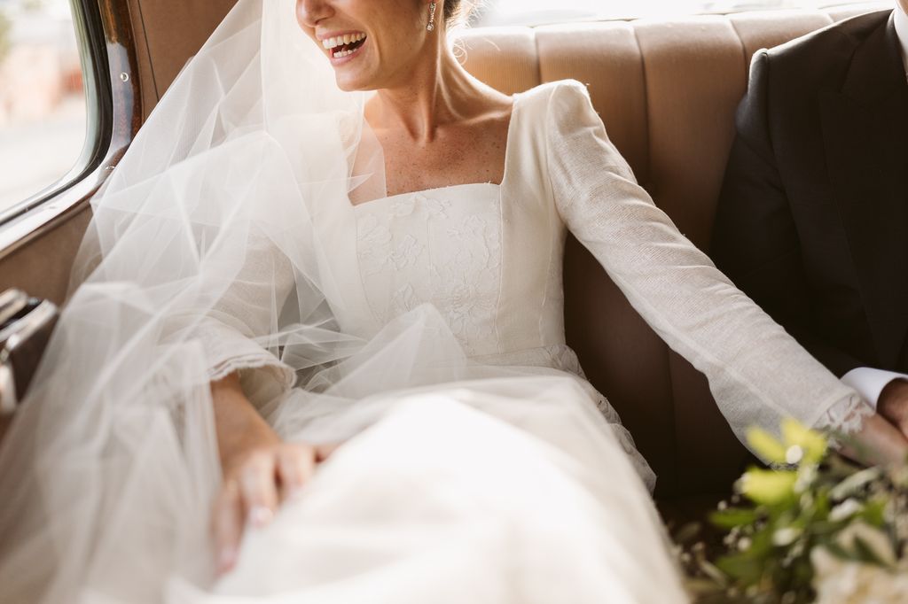 Detalle vestido de novia y pendientes