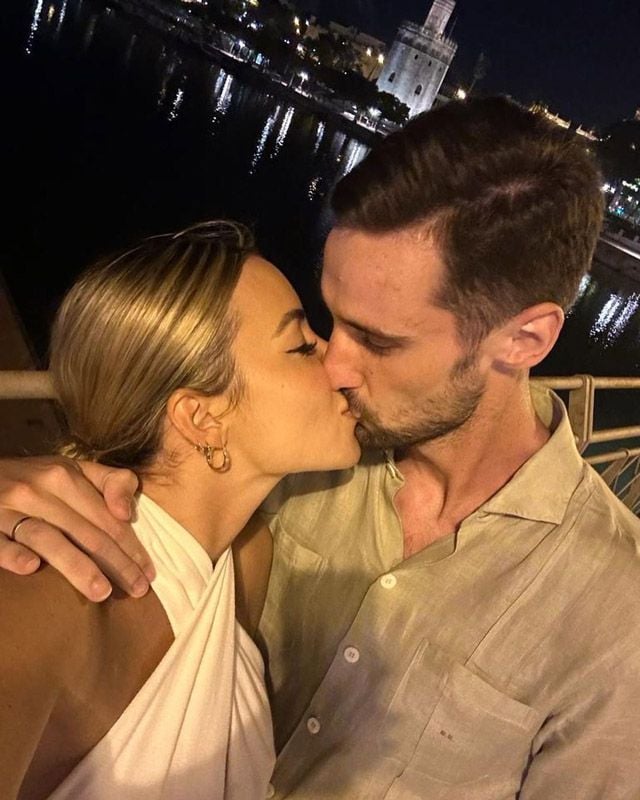 Sergio Rico con su mujer, Alba Silva 