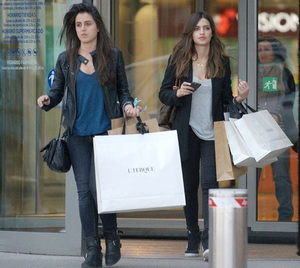 En esta imagen tomada en mayo, Sara Carbonero y su hermana Irene estaban disfrutando de una jornada de compras, ahora la distancia no parece ser un problema para ellas, puesto que la hermana de la periodista ya ha viajado a Portugal
