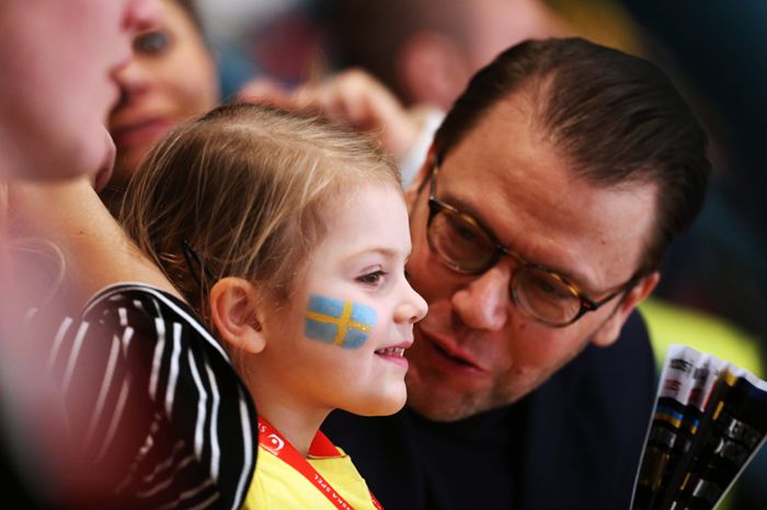 La princesa Estelle se mostró entusiasta durante el reñido encuentro de hockey disputado este fin de semana en el que midieron fuerzas Suecia contra Finlandia
