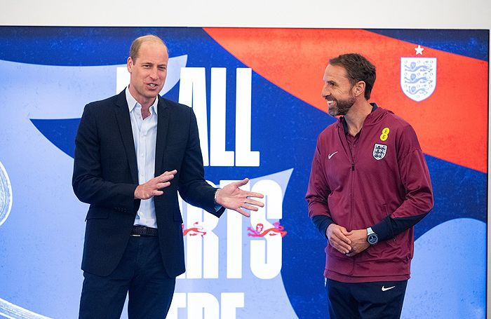 El príncipe Guillermo en su visita a la selección inglesa de fútbol