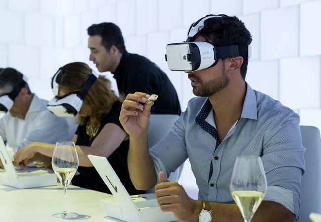 Gracias a las estas gafas de realidad virtual, los snacks del menú (uno con sabor a Japón y otro con sabor a Perú) se degustan de la manera más sorprendente: el dispositivo reconoce los alimentos a través de un código y, al leerlo, proporciona en tiempo real información nutricional sobre ellos. Tras su degustación, el comensal comienza a experimentar un recorrido virtual (e hiperrealista, gracias a la tecnología de estas gafas diseñadas por Samsung, uno de los sponsors de 'Sublimotion') que transita por acantilados, canales venecianos, cañones y desfiladeros... Sin duda, otro de los 'momentazos' de la cena.
