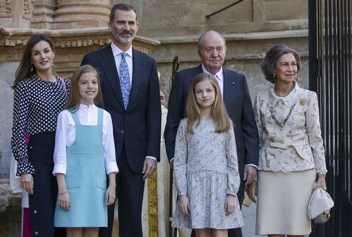 Los Reyes con sus hijas y don Juan Carlos y doña Sofía