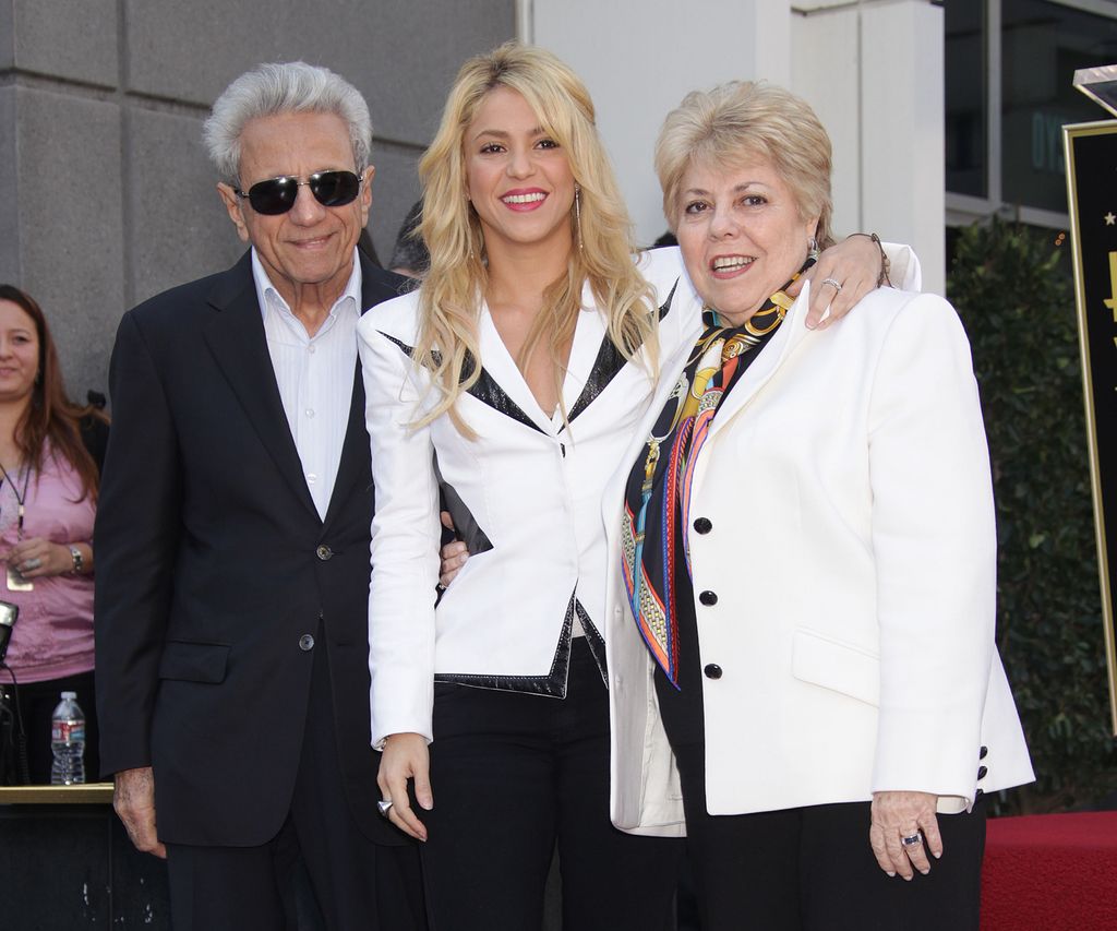 Shakira con sus padres, Nidia del Carmen y William Mebarak, durante un evento