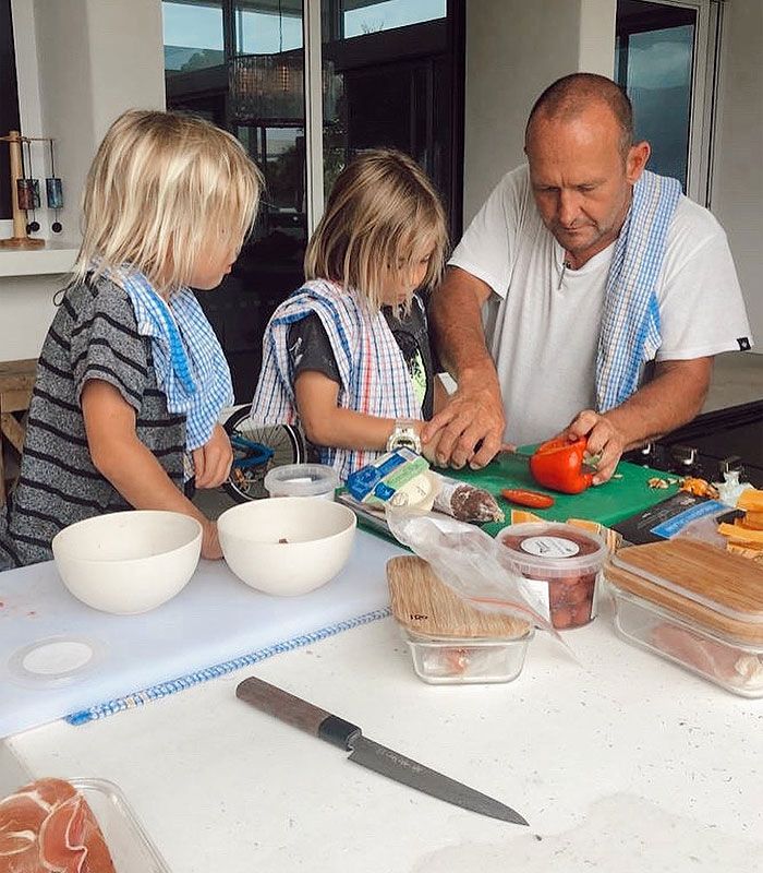 ¡Con las manos en la masa! Elsa Pataky y sus hijos se atreven con el plato estrella de la cocina italiana