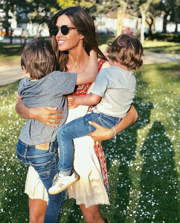 Sara Carbonero junto a sus hijos Martín y Lucas