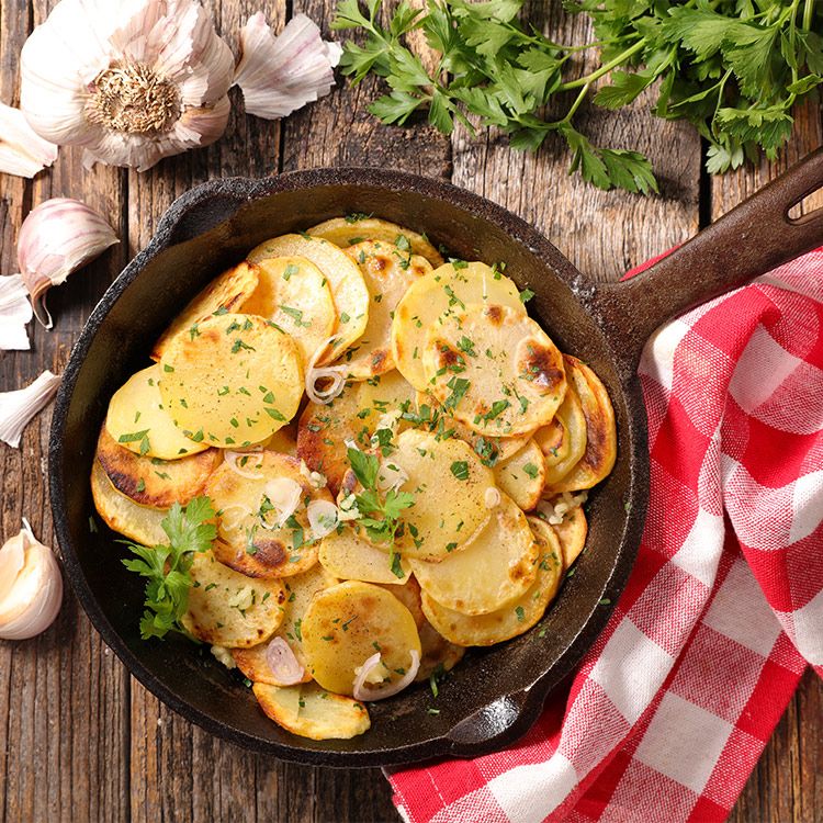 Sartén con patatas al ajo cabañil