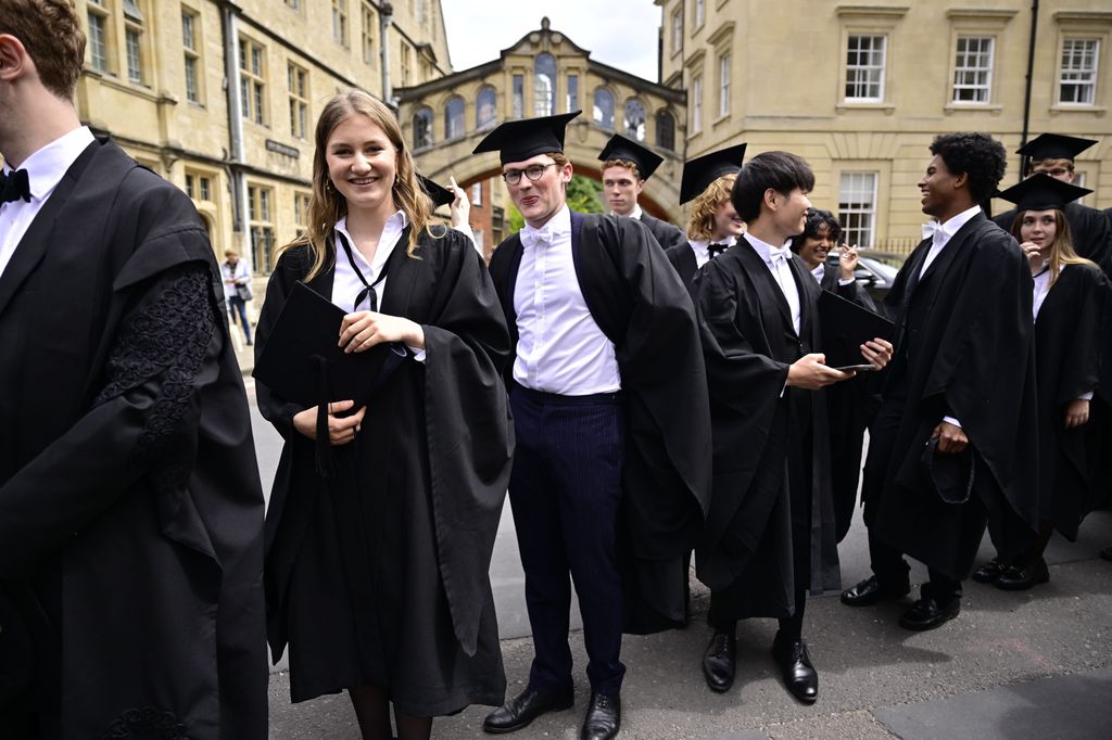 La princesa Elisabeth de Bélgica en su graduación en la Universidad de Oxford el 23 de julio de 2023