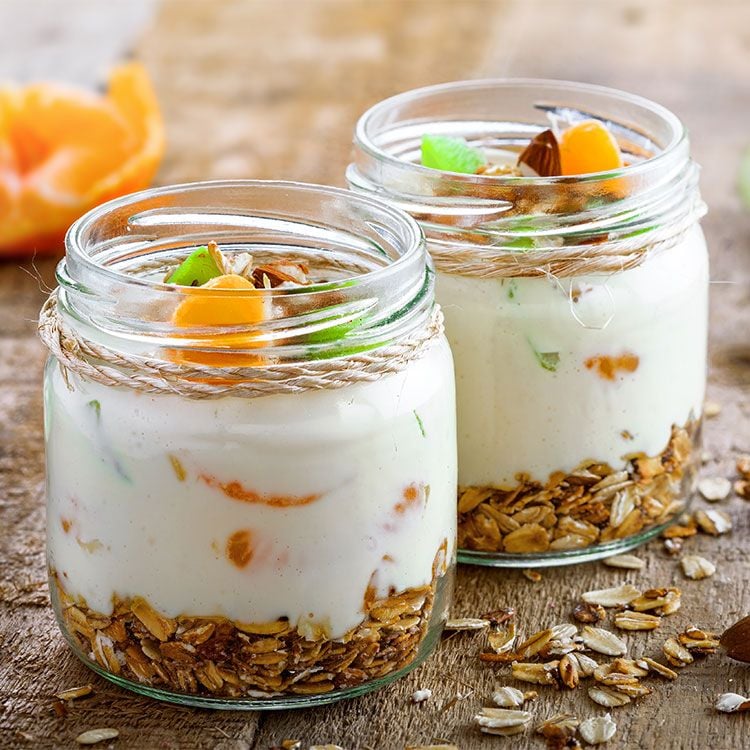 Yogur con granola, fruta y frutos secos