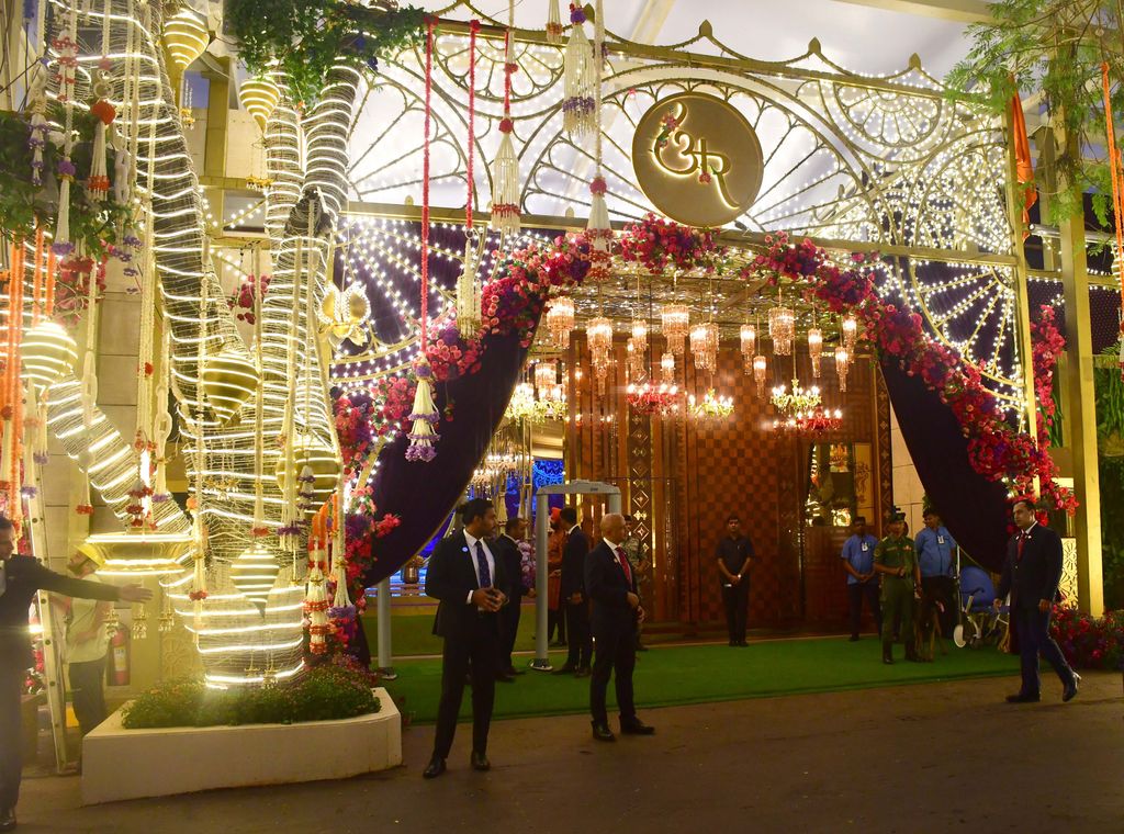 Decoraciones por la boda del millonario indio Anant Ambani con Radhika Merchant en Mumbai, India