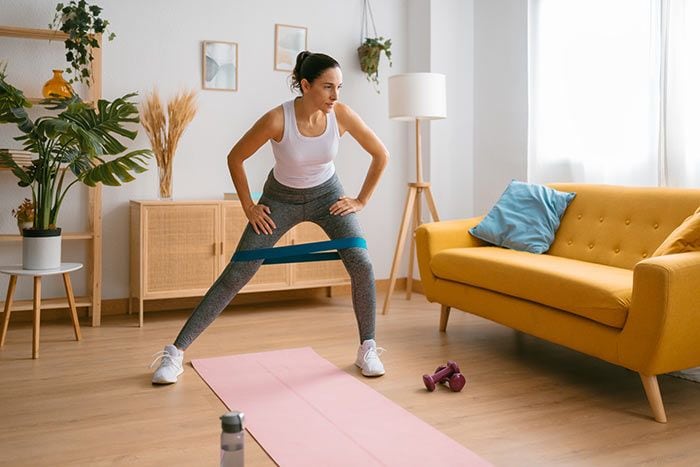 mujer haciendo ejercicio en casa