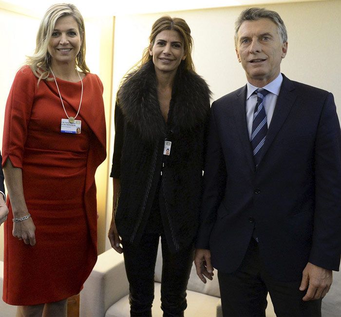 El Foro de Davos fue el primer acto internacional al que Juliana Awada asistió convertida en Primera Dama, allí coincidió con Máxima de Holanda, Rania de Jordania, Leonardo DiCaprio o Bono, el líder de U2. En la imagen se puede ver al matrimonio junto a la Reina holandesa -argentina de nacimiento- y el Primer Ministro holandés, Mark Rutte
