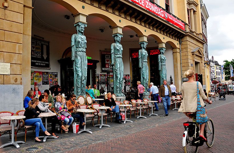 14-Cariatides-del-cafe-Winkel-van-Sinkel