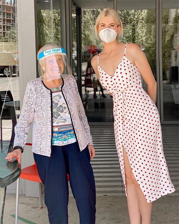 Adriana Abenia y su abuela