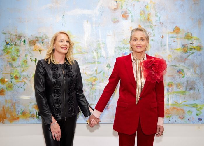 Sharon Stone con Tiffany Benincasa responsable de la galería