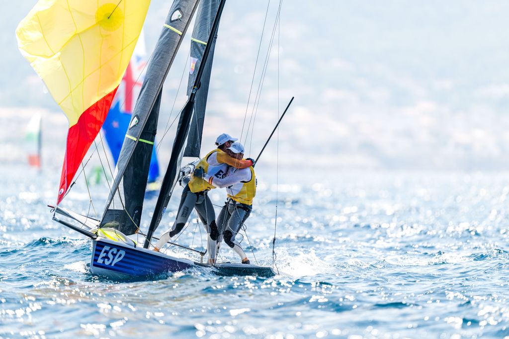 Diego Botín y Florian Trittel celebrando su oro en vela en 49er