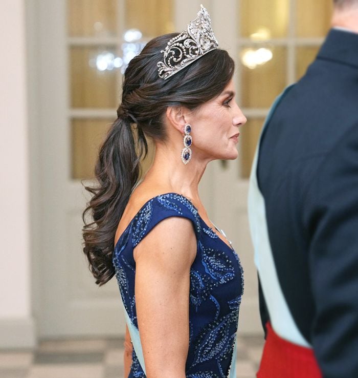 La reina Letizia luce tiara con coleta por primera vez