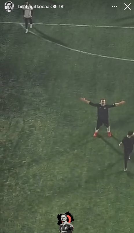 Yiğit Koçak, de 'Hermanos', celebra el golazo que ha marcado en un partido con amigos