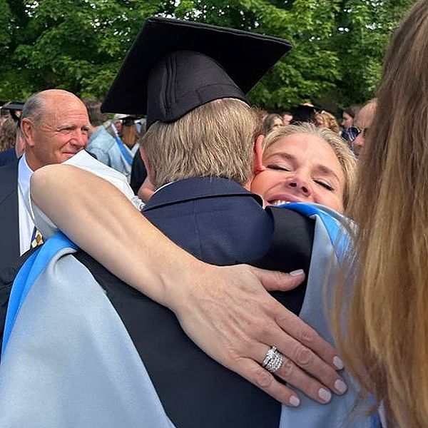 La emoción de Genoveva Casanova en la graduación de su hijo