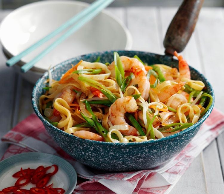 Wok de 'noodles' con gambas y verduras