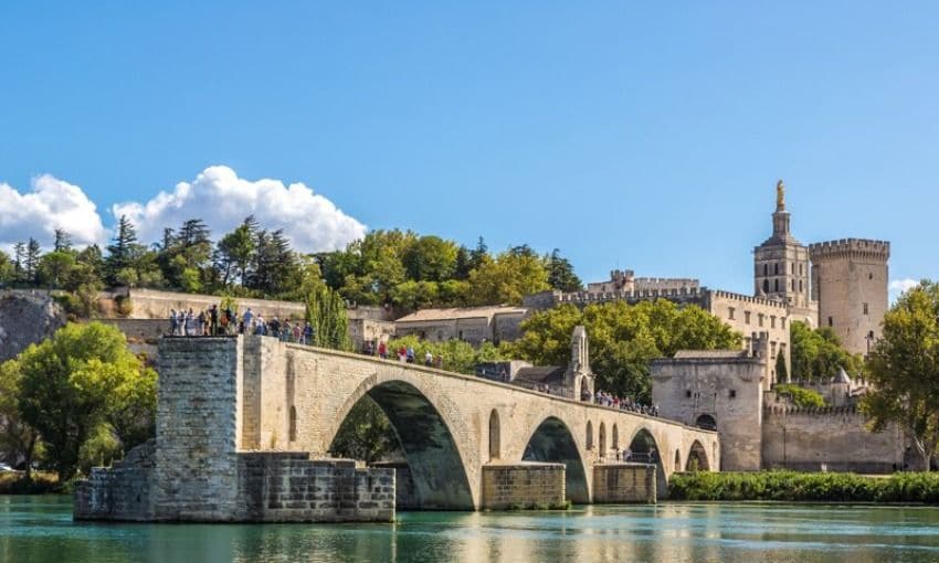 Puente Saint Benezet y al fondo el Palacio de los Papas en Aviñón, Francia