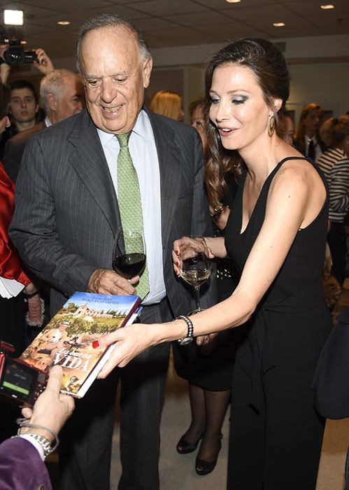 Falcó, junto a su pareja, Esther Doña (a quien ha dedicado el libro), durante el acto de presentación celebrado ayer en Madrid.
