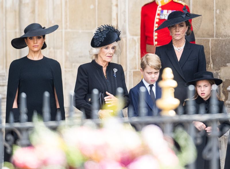 Meghan Markle, Camilla, Kate Middleton, George y Charlotte