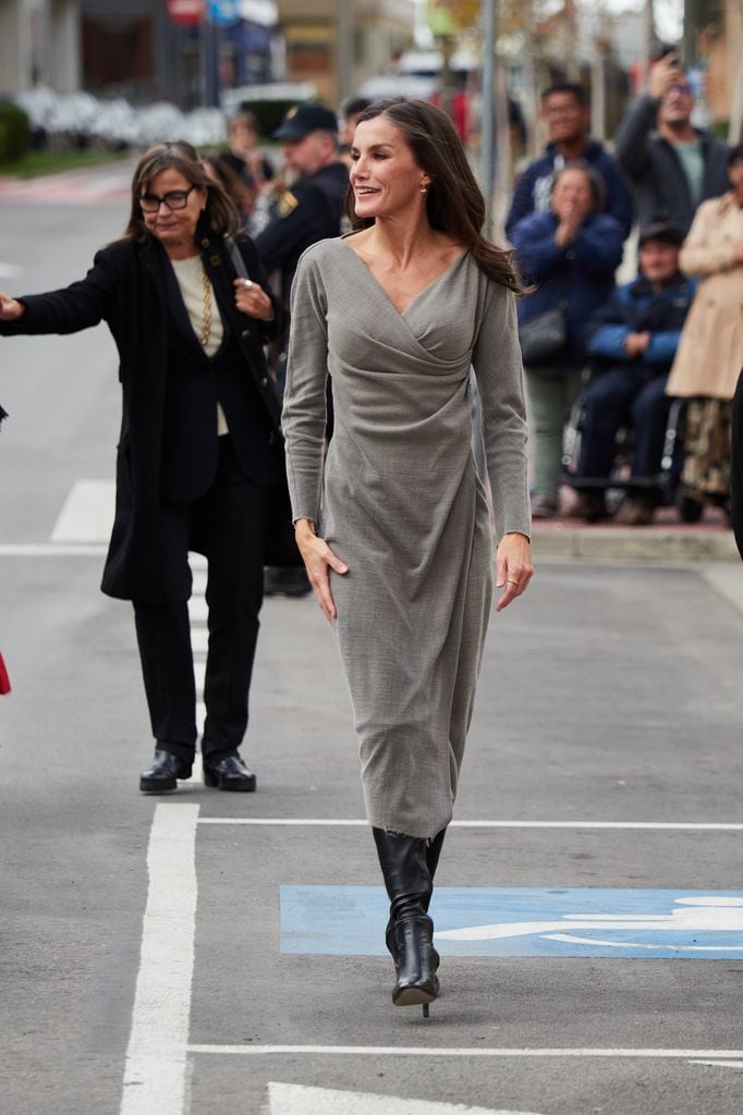 La reina Letizia en Tudela, en 2023, con vestido de Cortana