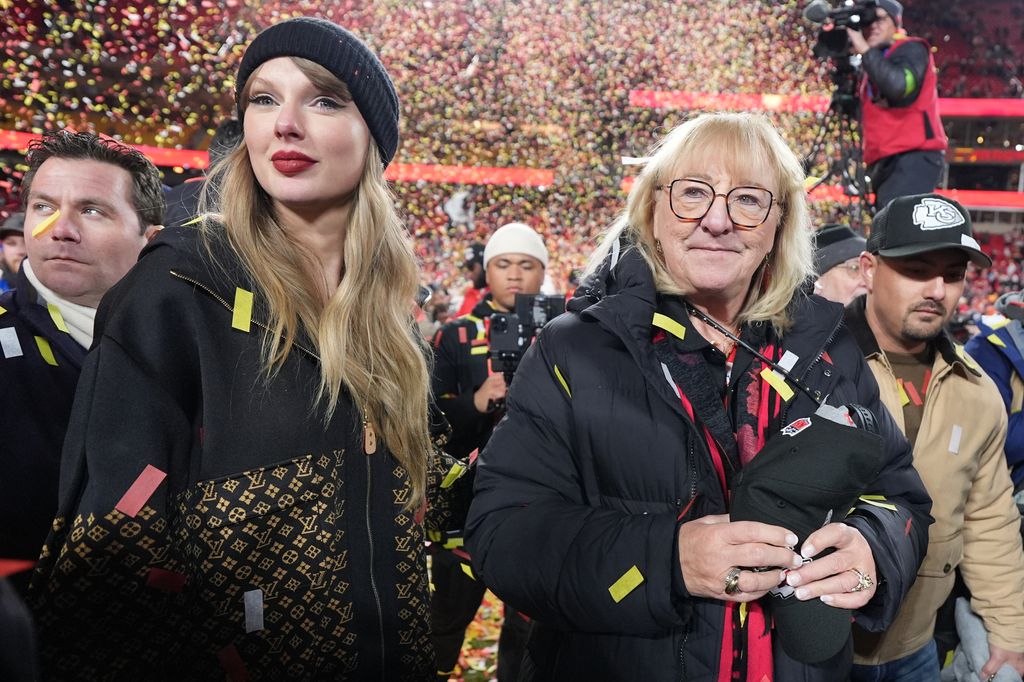 El apasionado beso entre Taylor Swift y Travis Kelce tras clasificarse para la Super Bowl