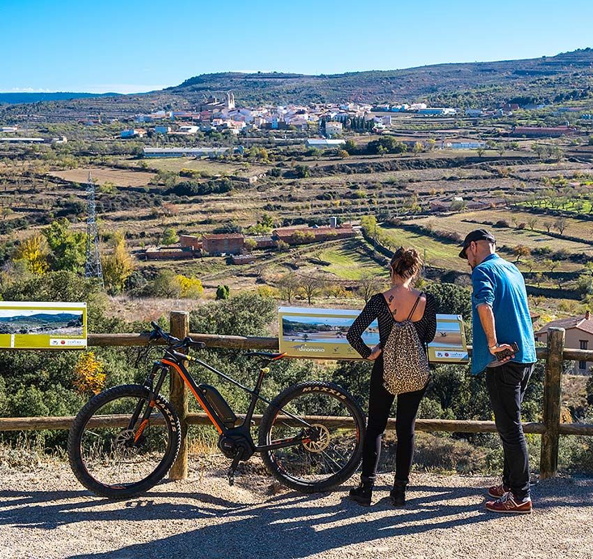 5cinctorresuna pareja de turistas en un mirador de la localidad