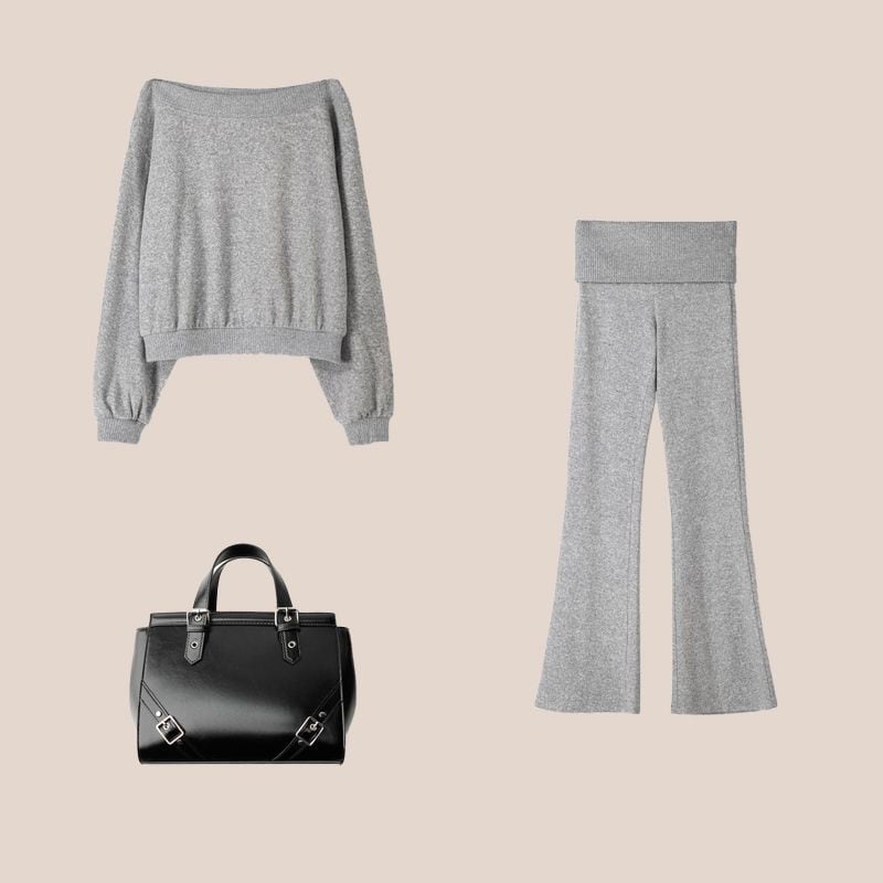 Total look gris, jersey y pantalones campana con bolso negro