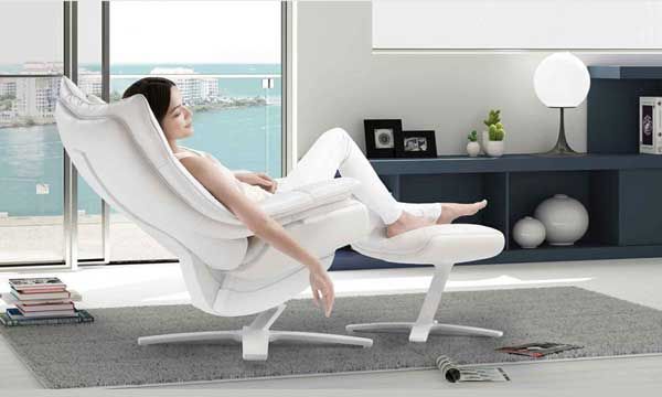 Re-vive de Natuzzi combina estética con ergonomía, ya que se trata de un sillón reclinable que responde de manera intuitiva al movimiento del cuerpo.
