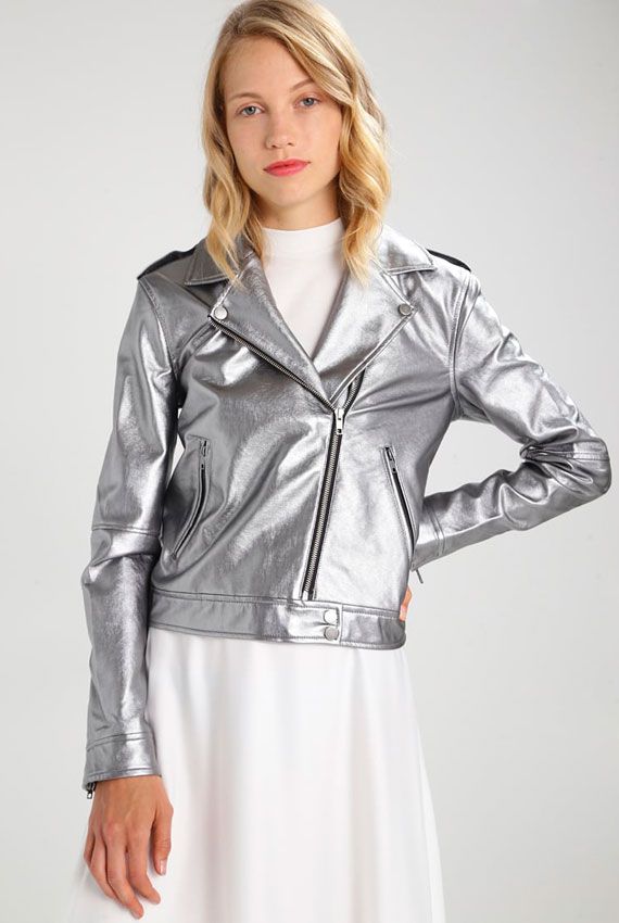 dove_cameron_chaqueta_plata_7a