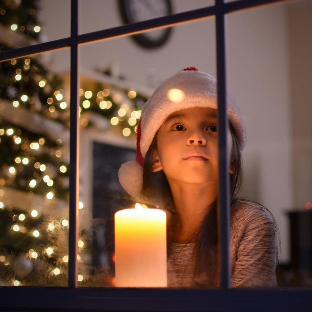 Niña mira por la ventana