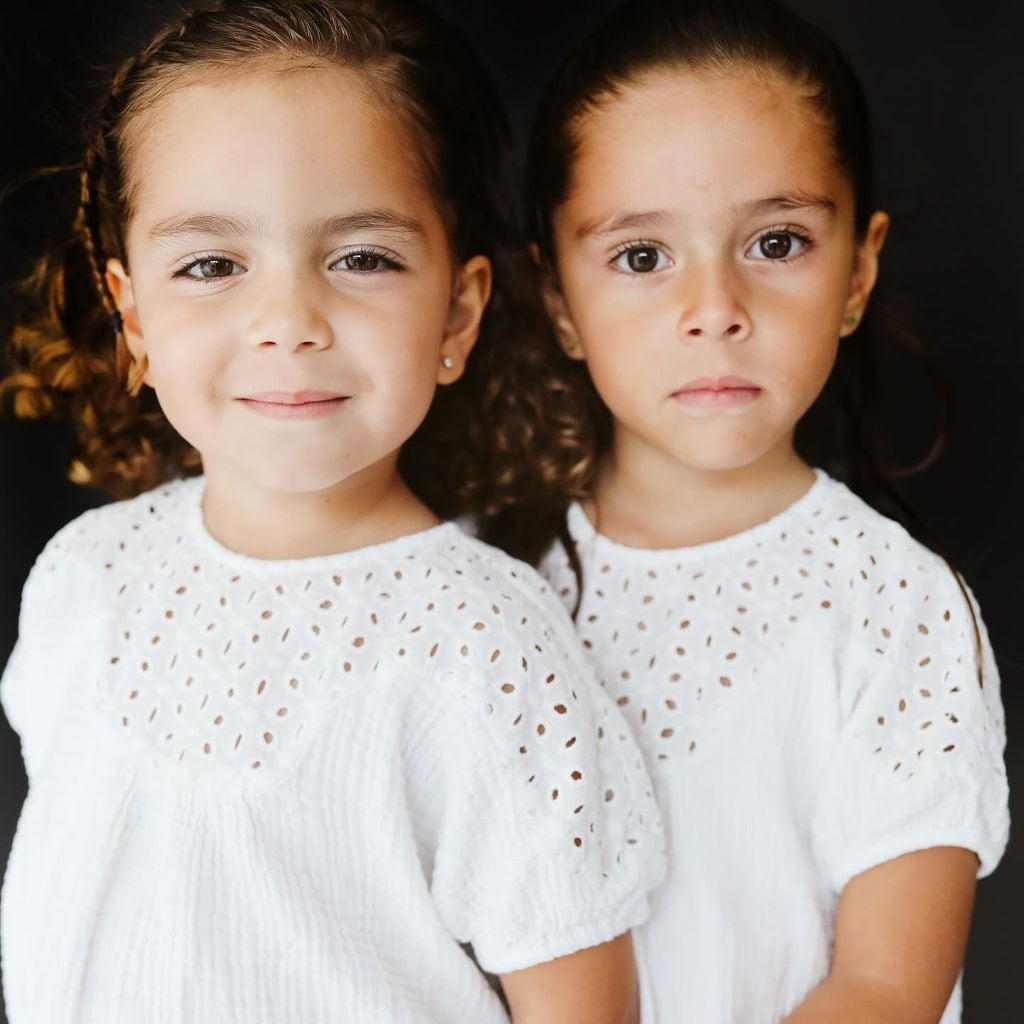 Emi y Pau, hijas de Jacky Bracamontes