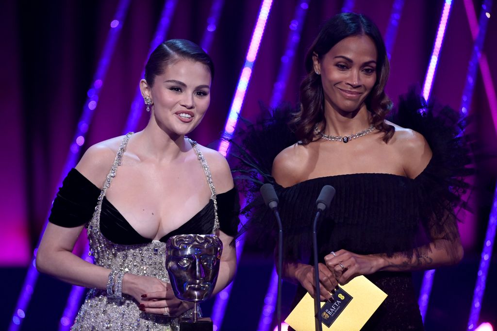  Selena Gomez y Zoe Saldaña en los BAFTA