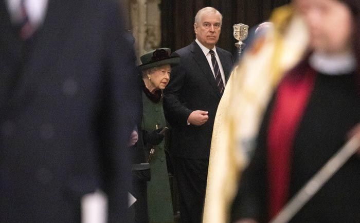 La reina caminando del brazo del príncipe Andrés en el homenaje al duque de Edimburgo