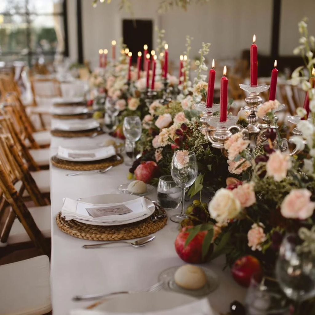 Decoración de boda con candelabros rojos