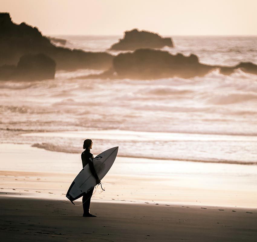 Surfista en la costa Vicentina de Portugal