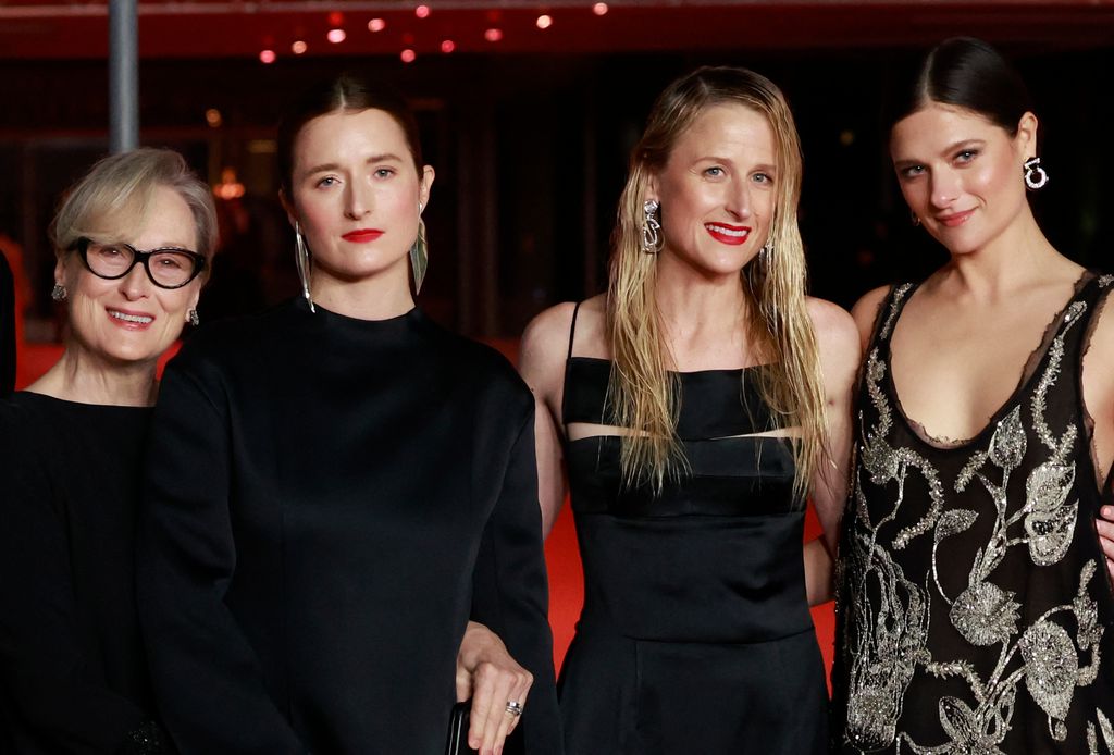 Meryl Streep posa con sus tres hijas en un evento (diciembre de 2023)