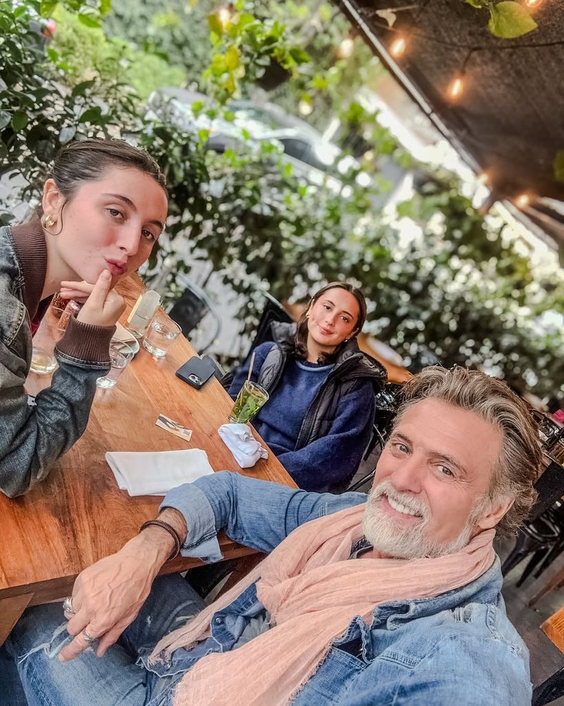 Juan Soler junto a sus hijas, Mía y Azul.