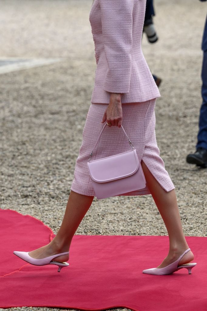 Doña Letizia combinó su atuendo con kitten heels de punta; un must para esta temporada.