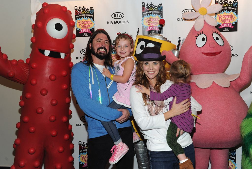 Dave Grohl, su mujer Jordyn Blum y sus hijas, Harper y Violet, en Los Ángeles en 2010