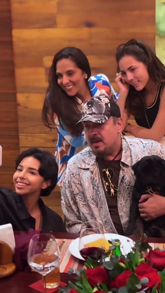 Pepe Aguilar, su esposa aneliz y sus hijas, Ángela y Aneliz