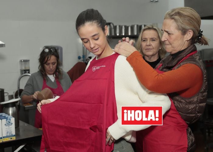 La infanta Elena y su hija Victoria de Marichalar en el comedor social San Juan Bautista, de la Orden de Malta